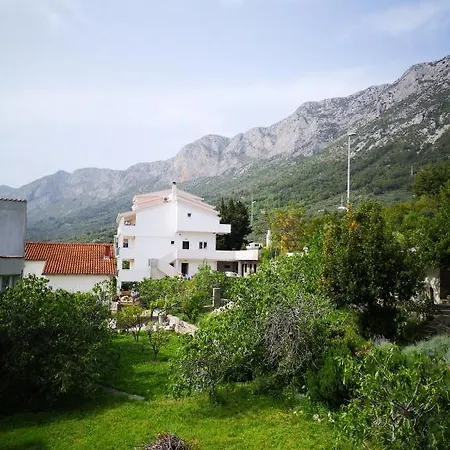 Apartament Zderic *